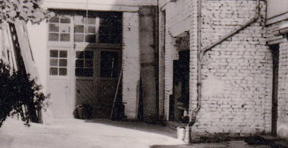Historische Aufnahme der Werkstatt mit Hoftor um 1900