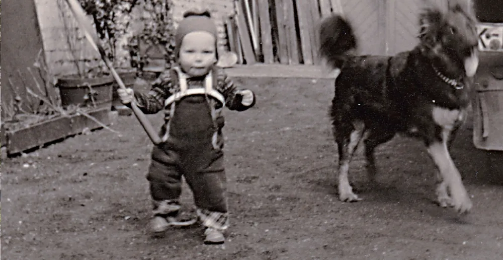 Historische Aufnahme: Walter Cramer als Kind mit einem Hund im Hof