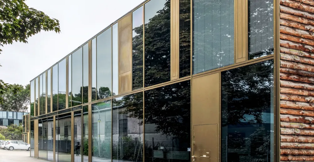 Werkstattgebäude in der Boltensternstraße mit Glas- und Holzfassade