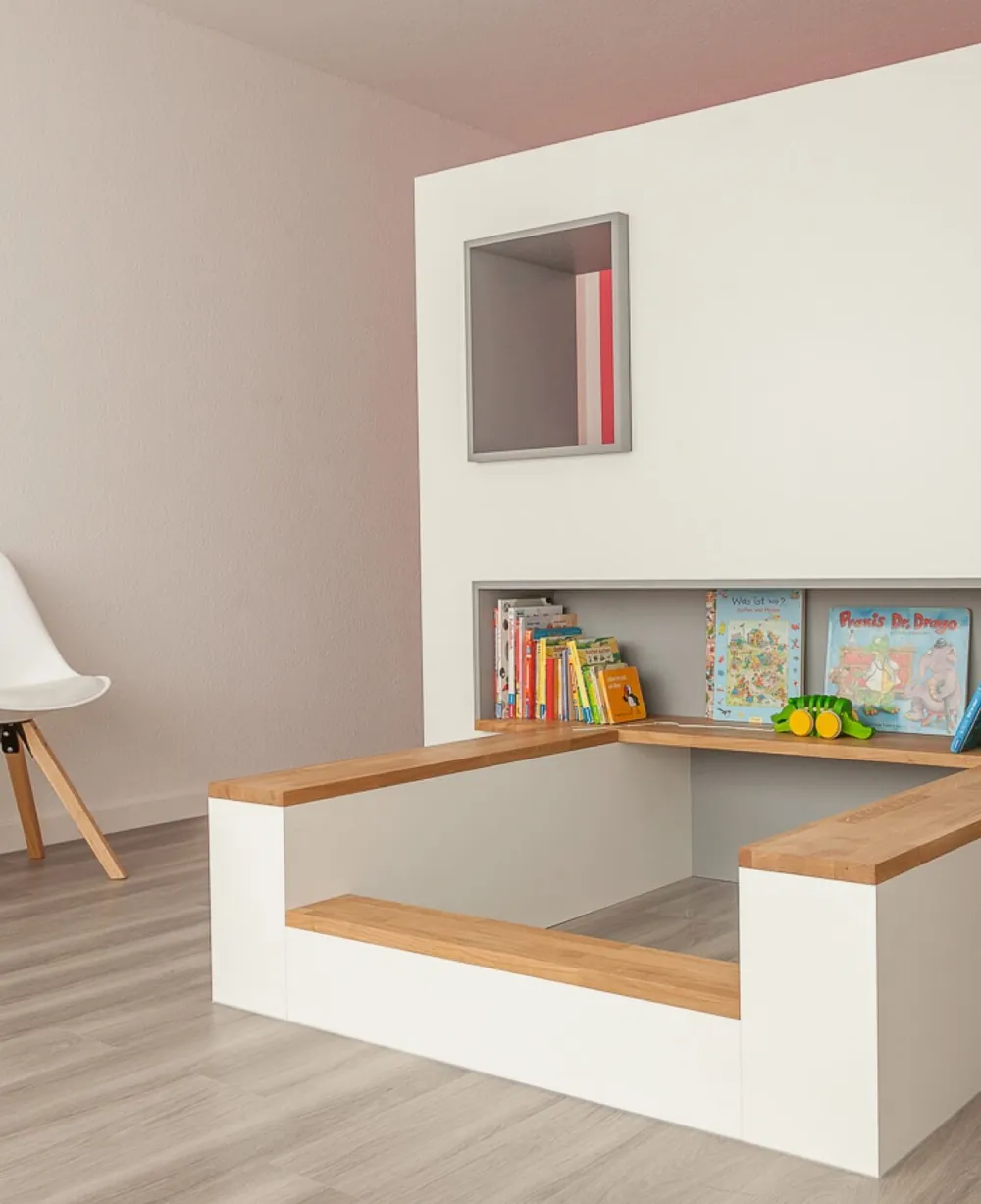 Theke mit Holzabdeckung und Stauraum in einem hellen Raum
