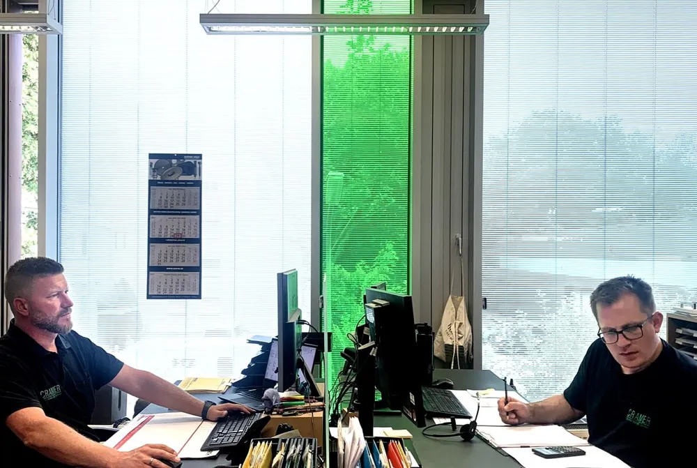 Arbeitsplätze im Bürobereich mit direktem Blick in den Außenraum