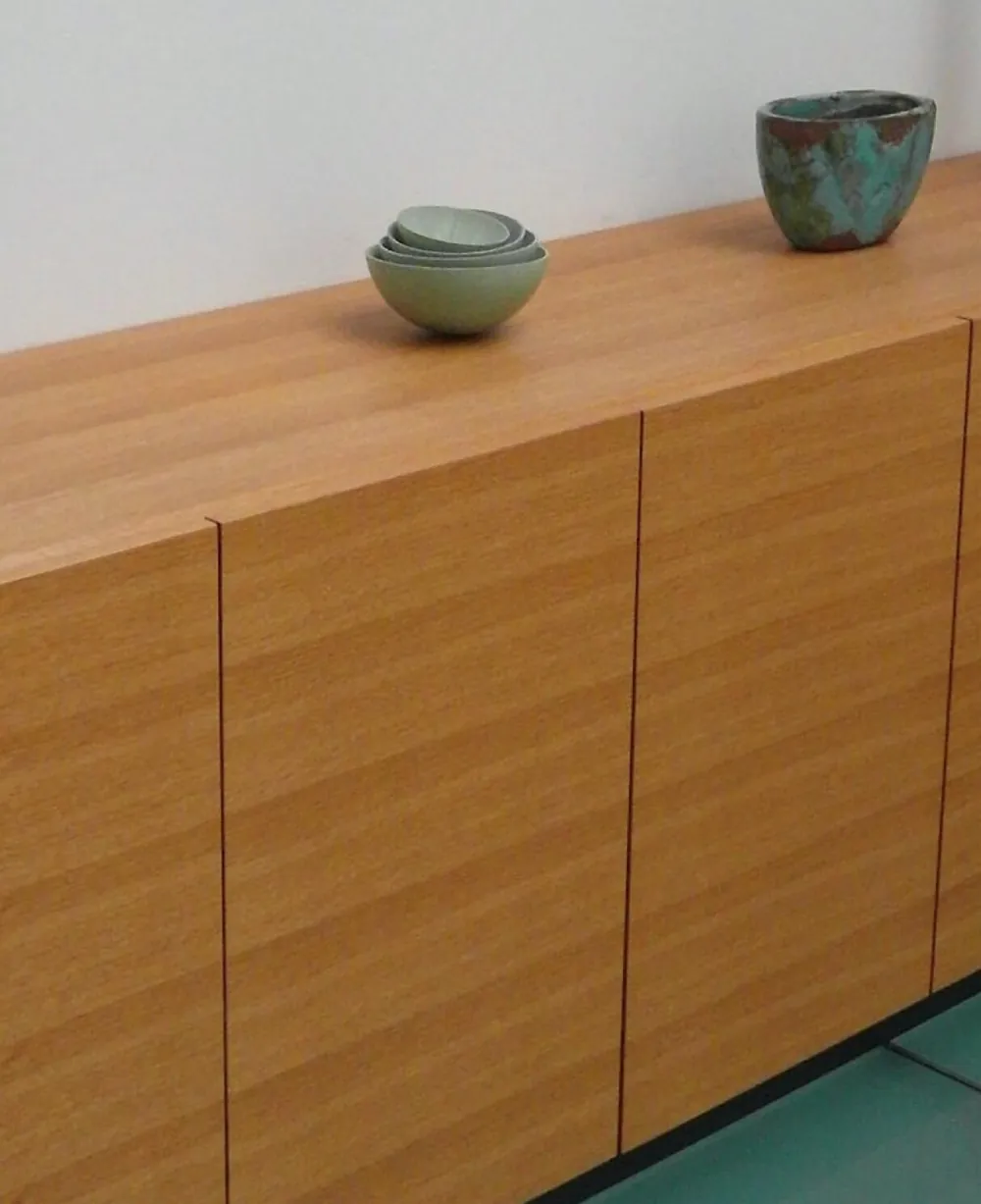 Maßgefertigtes Sideboard aus Holz mit Keramikschalen