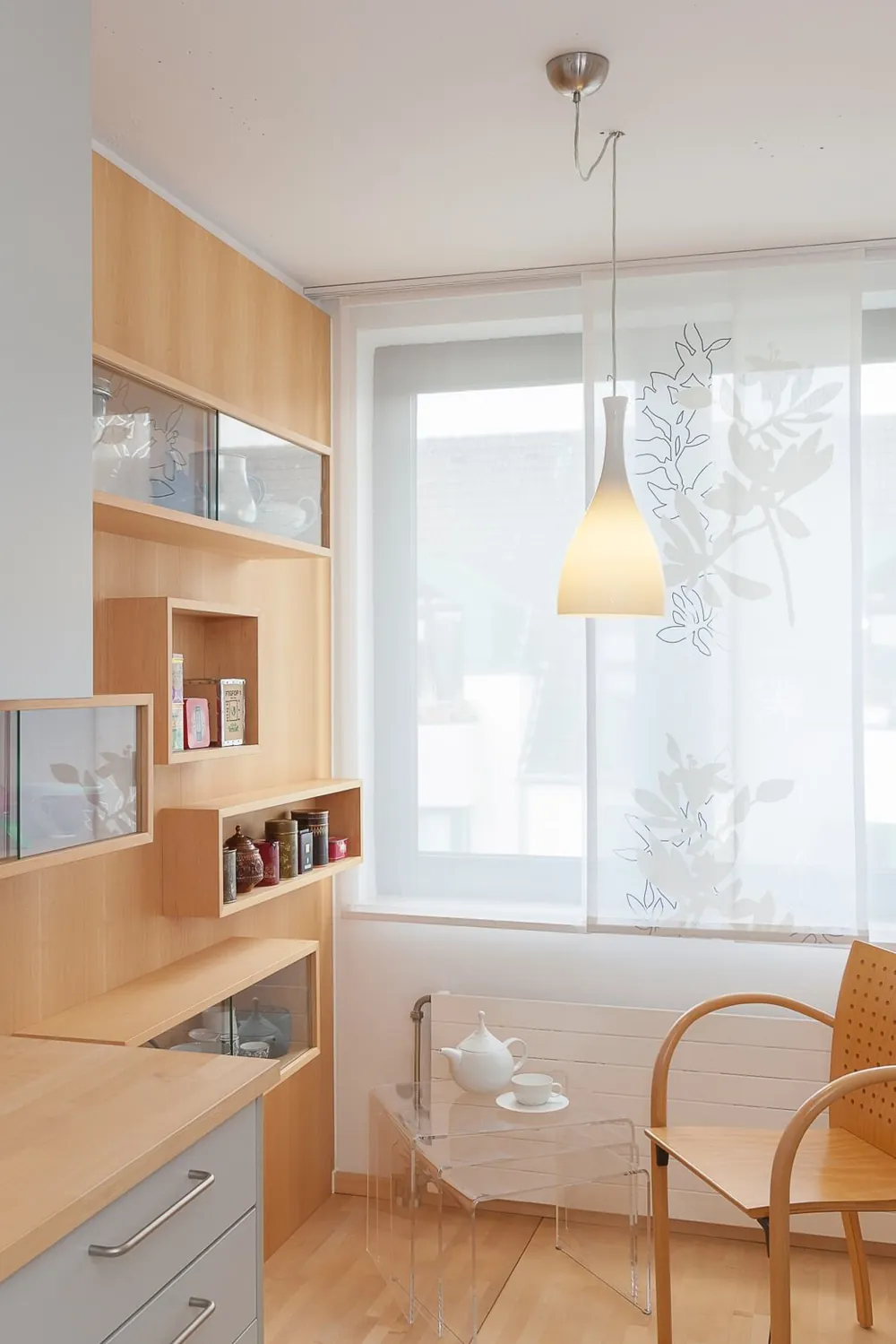 Einbauregal mit Sideboard und Arbeitsfläche in einer Wohnküche