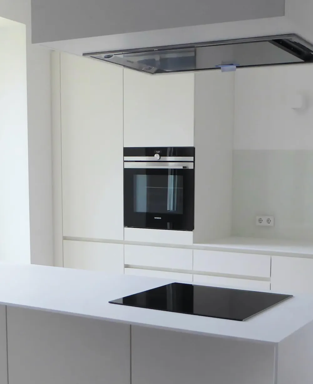 Küchenzeile in Weiß mit Backofen und Induktionskochfeld