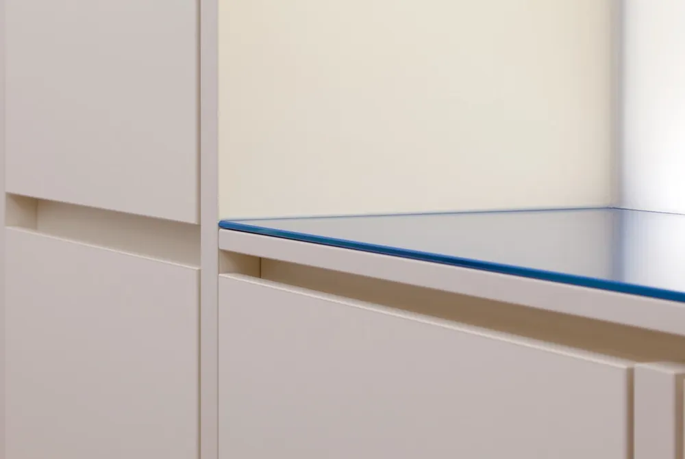 Detail einer weißen Arbeitsplatte mit schmaler Kante
