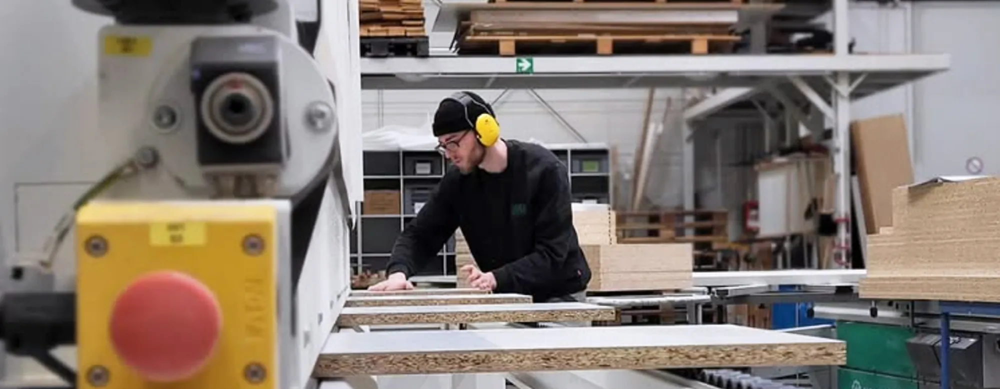 Mitarbeiter der Cramer Schreinerei an einer Maschine in der Fertigung