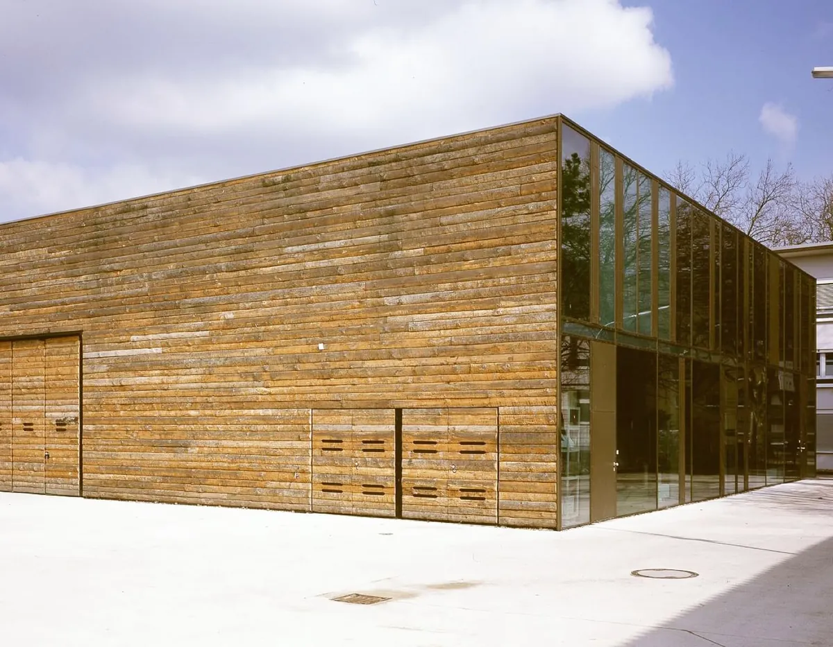 Außenansicht der Cramer Schreinerei mit Holzfassade und Fensterband