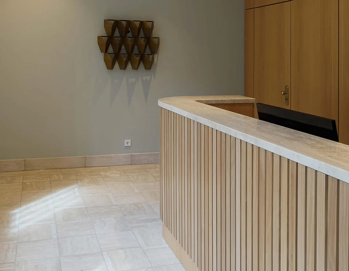 Empfangstheke mit Holzlamellen im Foyer des Gerling-Hochhauses