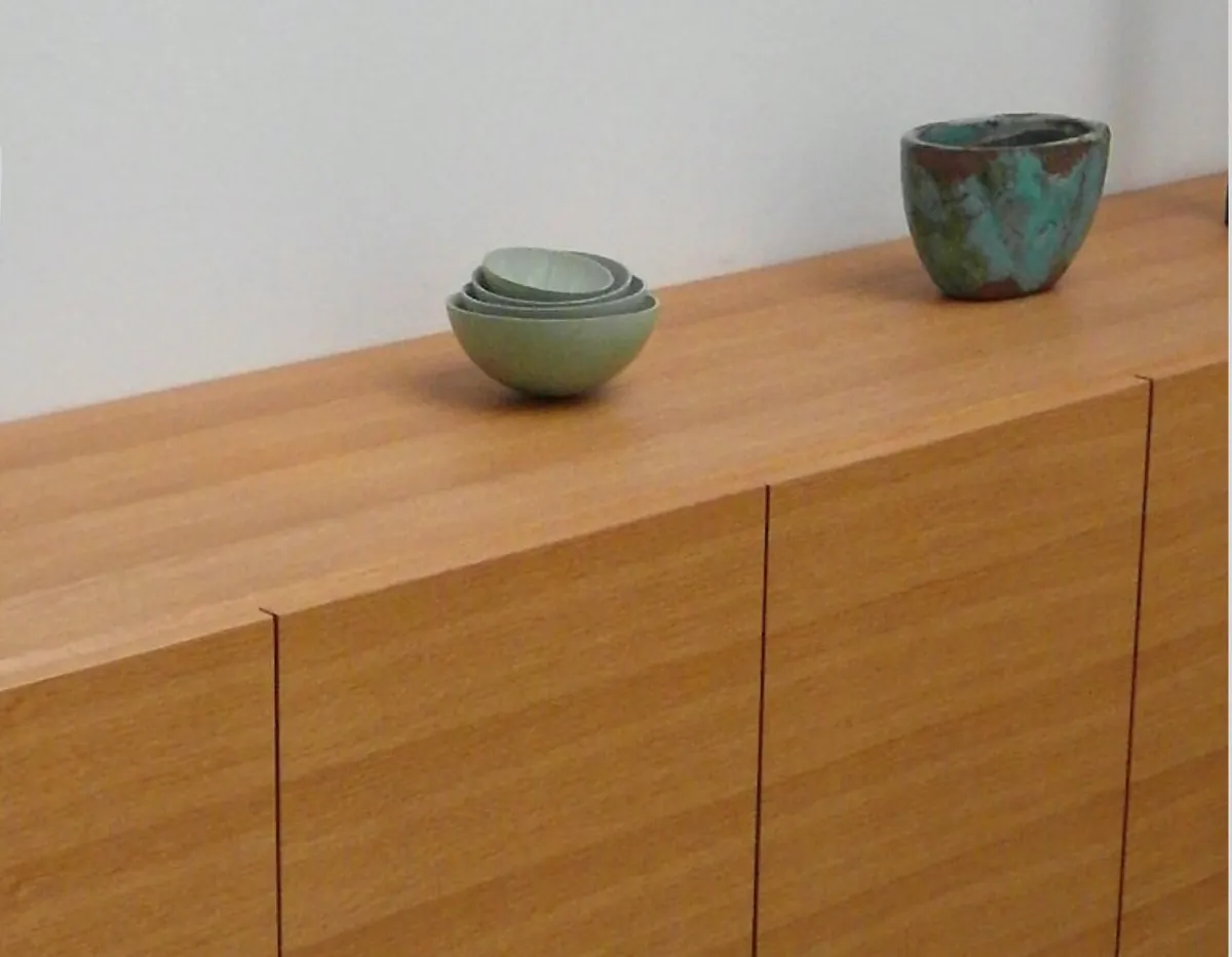 Maßgefertigtes Sideboard aus Holz mit zwei Keramikschalen